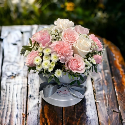 Vintage Hatbox - Containing hydrangeas carnations, roses and other traditionl English country garden flowers arranged in a wet floral foam for easy care. Different colours can be requested please state in the notes. 