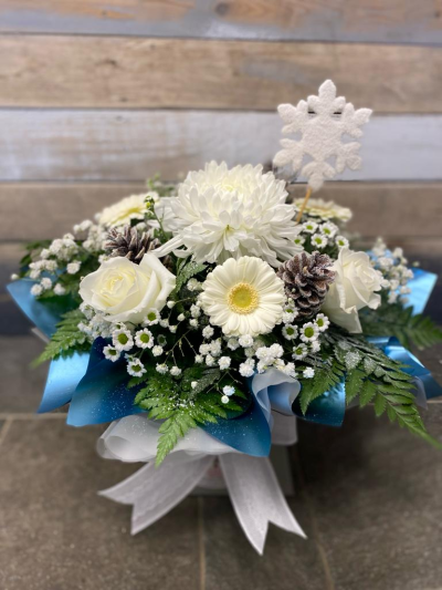 Festive Grandeur - Add a touch of magic to your Christmas gifting with this luxurious bouquet, featuring a blend of red, white, and green flowers adorned with festive additions. Perfectly arranged in a festive-themed box, it's designed to enchant and delight.