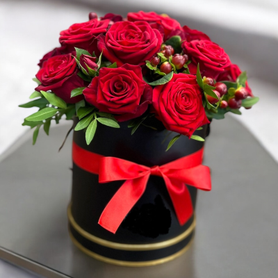 Red rose hat box - Elegant and stylish, this red rose hat box is a modern design with a romantic twist, 
With an exquisite delivery delivered same day when you order before 2pm.

*Fine Print: Every item is hand made and delivered by us. Pictures shown are recent examples of an actual arrangement that were designed by a talented florist and later sent out to a customer just like you! Please note that each individual florist cannot guarantee what the flower varieties or colours will be, they do guarantee that your specific arrangement will be fresh, beautiful and that your recipient will love it!